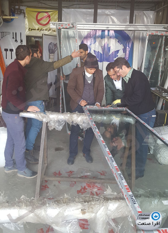 کارآموزان در حال نصب هنگر های اپراتور درب اتوماتیک شیشه ای